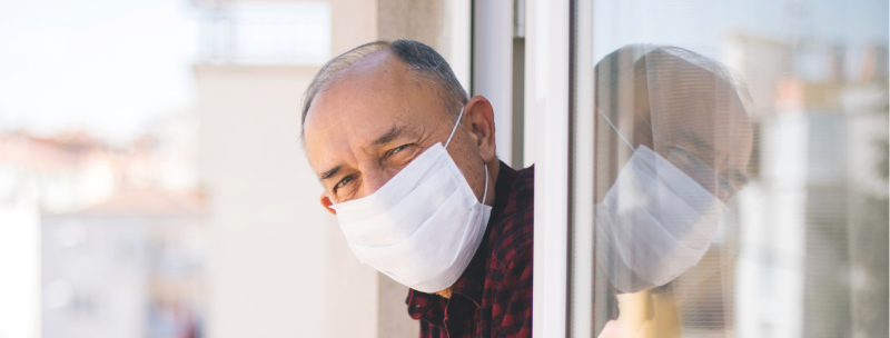 Man mit medizinischer Maske